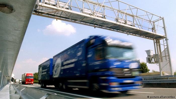 Грузовик проезжает под элетронной системой оплаты проезда грузовиков по немецким автобанам