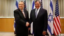 Israeli Defense Minister Ehud Barak, left, and U.S. Defense Secretary Leon Panetta shake hands during a meeting in Tel Aviv, Israel, Wednesday, Aug. 1, 2012. Israel's threats to attack Iran and the violence convulsing Syria top the agenda of Panetta's meetings Wednesday with Israeli government leaders. (Foto:Gali Tibbon, Pool/AP/dapd)