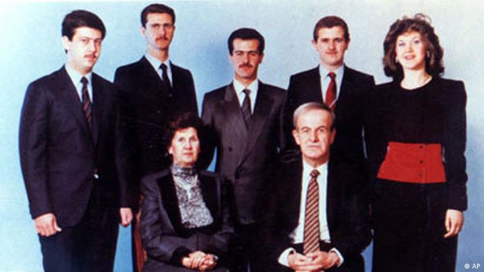 FILE - In this is an undated official portrait of Syrian President Hafez Assad, right foreground, with his wife, Anissa Makhloof, foreground left, and children. His children are, from left to right, Maher, Bashar, Bassel (who died in a car accident in 1994), Majd and Bushra. Assad died Saturday, June 10, 2000, at the age of 69. Syria's President Bashar Assad, beset by a popular upheaval that won't die, appears to be turning more and more to a tiny coterie of relatives, the backbone of a family dynasty that has kept Syria's 22 million people living in fear for decades. (Foto:Syrian Ministry of Information/AP/dapd) EDITORIAL USE ONLY


