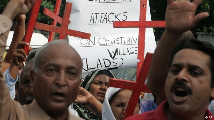Pakistani Christians chant slogans during a rally to condemn the attacks on Christians by Sunni Muslims, Saturday, Aug. 1, 2009 in Lahore, Pakistan
(ddp images/AP Photo/K.M.Chaudary)