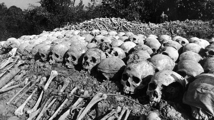 Cranii frumos aliniate ale victimelor Khmerilor Roşii.
