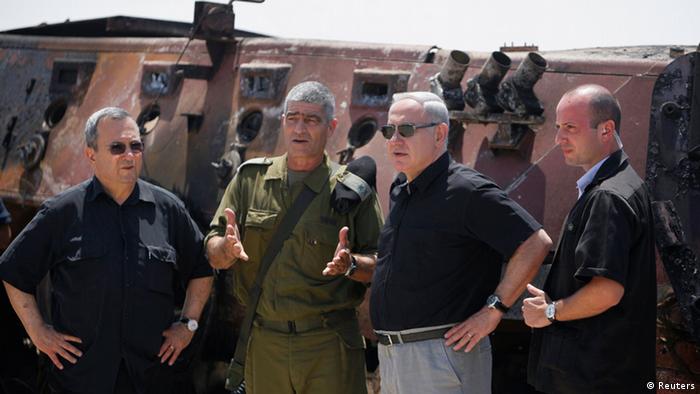 At the Israeli-Egyptian border: Prime Minister Netanyahu, Defense Minister Barak and General Russo

REUTERS/Amir Cohen 