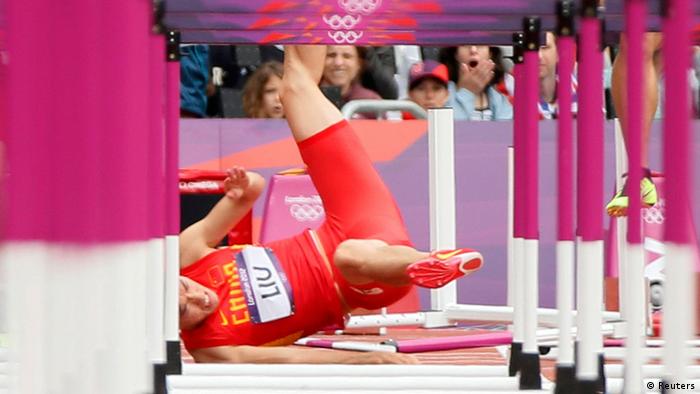 China's Liu Xiang falls after crashing into the first hurdle during his men's 110m hurdles round 1 heat at the London 2012 Olympic Games at the Olympic Stadium August 7, 2012. REUTERS/Lucy Nicholson (BRITAIN - Tags: OLYMPICS SPORT ATHLETICS TPX IMAGES OF THE DAY)