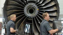 Men standing in front of a turbine
Photo: Jens-Ulrich Koch/dapd.