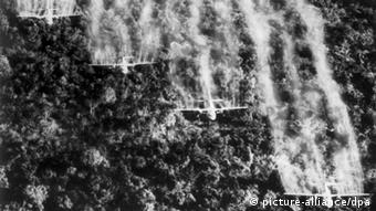 Vier amerikanische Flugzeuge vom Typ C 123 versprühen im September 1965 Baumentlaubungsmittel über dem südvietnamesischen Dschungel nahe Tan Son Nhut. Während des Vietnamkrieges wurde in den Jahren 1962 bis 1971 ein Gebiet von insgesamt 2,5 Millionen Hektar mit Herbiziden besprüht. Zu 80 Prozent setzte das US-Militär dabei das hochgiftige, dioxinhaltige Agent Orange zur Entlaubung des Dschungels ein, um den Gegner seiner Rückzugsgebiete und Nachschubwege zu berauben. +++(c) dpa - Report+++<br /><br />
