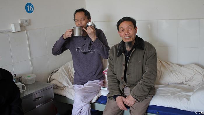 gemacht?:Juni 2012
Wo wurde das Bild aufgenommen?: Shaoyang, Provinz Hunan, China
Bildbeschreibung: Bürgerrechtler Zhu Chengzhi besuchte den Dissidenten Li Wangyang im Krankenhaus kurz bevor Li angeblich Selbstmord beging.
