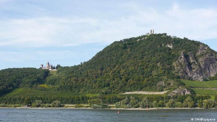 Der Rhein mit Drachenfels und der Drachenfelsburg im Hintergrund