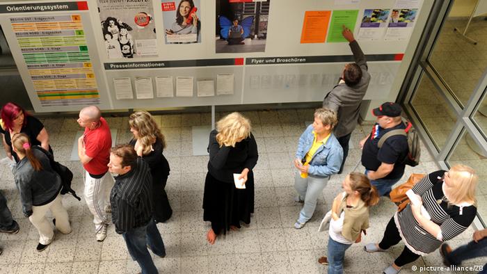People in line at a German employment office 
Photo: Waltraud Grubitzsch
pixel