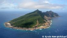 In this June 2011 photo, the aerial view shows Uotsuri Island, one of the islands of Senkaku in Japanese and Diaoyu in Chinese, in East China Sea. Hong Kong activists trying to reach disputed islands claimed by Japan, China and Taiwan said Wednesday that they were being tailed by Japanese government ships trying to stop them, as territorial disputes continue to raise tensions among Asian powerhouses. (Foto:Kyodo News/AP/dapd) JAPAN OUT, MANDATORY CREDIT, NO LICENSING IN CHINA, HONG KONG, JAPAN, SOUTH KOREA AND FRANCE