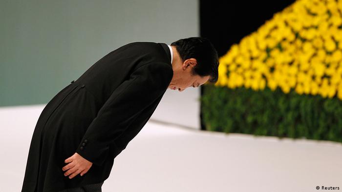 Japan's Prime Minister Yoshihiko Noda bows before an altar for those who died in World War Two during a memorial service ceremony marking the 67th anniversary of Japan's surrender in the war at Budokan Hall in Tokyo August 15, 2012. Japanese cabinet members paid homage at Yasukuni, a controversial shrine for war dead on Wednesday, a move likely to further strain relations with China and South Korea. REUTERS/Yuriko Nakao (JAPAN - Tags: POLITICS ANNIVERSARY)