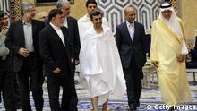 احمدی‌نژاد بی‌توجه به آلام زلزله‌زدگان زودتر از موعد به جده رفت. او در پوشش احرام به دیدار با امیر مکه شتافت و انتقادهای بسیاری را برانگیخت