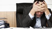 Frustrated office manager overloaded with work (Fotolia: #34374526); © Fotolia/lichtmeister 