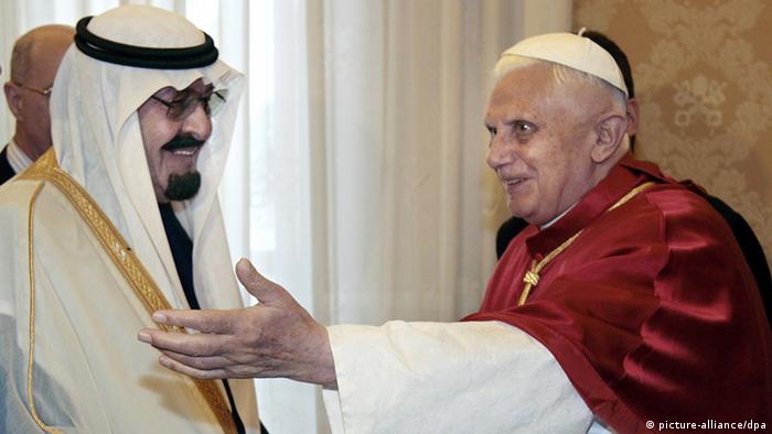Saudi Arabia's King Abdullah Bin Abdulaziz Al Saud (L) shakes hands with Pope Benedict XVI (R) during their meeting in Vatican, 06 November 2007.Saudi ArabiaÑs King Abdullah on Tuesday arrived in the Vatican shortly after noon for talks with Pope Benedict XVI in the first visit by a Saudi monarch to the Vatican. Discussions were expected to focus on relations between Christians and Muslims and the issue of religious freedom in Saudi Arabia, asticking point in ties between the Holy See and the Arab kingdom. EPA/CHRIS HELGREN +++(c) dpa - Report+++
