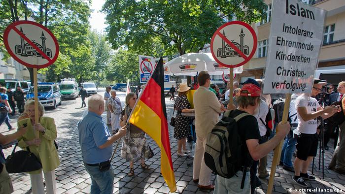 Mitglieder der rechtspopulistischen Gruppe Pro Deutschland stehen am Samstag (18.08.2012) vor der As-Sahaba-Moschee in Berlin. Nach ähnlichen Aktionen in Nordrhein-Westfalen war es im Mai zu heftigen Ausschreitungen gekommen. Foto: Tim Brakemeier dpa/lbn +++(c) dpa - Bildfunk+++
