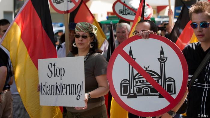 Demonstrators display signs with crossed mosques during a protest in front of a mosque in Berlin, Germany, Saturday, Aug. 18, 2012. A Berlin court had allowed the demonstration of the far-right group ' Pro Deutschland' held under the slogan "Islam does not belong in Germany — stop Islamization." (Foto:Gero Breloer/AP/dapd)
