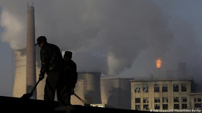 BU= Abhängigkeit: Statistisch betrachtet geht in China jede Woche ein neues Kohlekraftwerk ans Netz. Die klimaschädliche Kohle bleibt, trotz aller Wachstumsraten der Erneuerbaren, Chinas wichtigste Energiequelle ------------------------------------------------------------ Arbeiter schaufeln am 30. Nov. 2007 Kohle vor einem Kohlekraftwerk im Bezirk Xiahuayuan, noerdliche chinesische Hebei Provinz. Klimawandel schreitet schneller voran als befuerchtet. Der Leiter des Potsdam-Instituts fuer Klimafolgenforschung, Hans Joachim Schellnhuber, sagte am Donnerstag, 9. Okt. 2008, in diesem Jahrhundert wuerde der Meeresspiegel voraussichtlich sogar um einen Meter ansteigen: Die Situation ist dramatischer als vor drei Jahren. (ddp images/AP Photo/Oded Balilty, File) --- **FILE** In this Nov. 30, 2007 file photo, backdropped by cooling towers of a power plant and chemical factory, miners shovel coal at a mine in Xiahuayuan county, north China's Hebei province. (ddp images/AP Photo/Oded Balilty) 