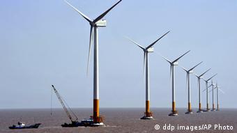 BU= Großer Boom: Die Windkraft ist in China nach Wasserkraft und Biomasse
die wichtigste erneuerbare Energiequelle. Bis 2015 will das Land seine
Kapazitäten verdoppeln.
-------------------------------------------------------------------------------------------
In this photo taken on Wednesday, March 17, 2010, wind turbines of the Donghai Bridge Offshore Wind Farm are seen near the Donghai Bridge in Shanghai, China. The Chinese government will spend billions of dollars on building nuclear and solar power plants, wind farms and on research into renewable energy technology. (ddp images/AP Photo) 
