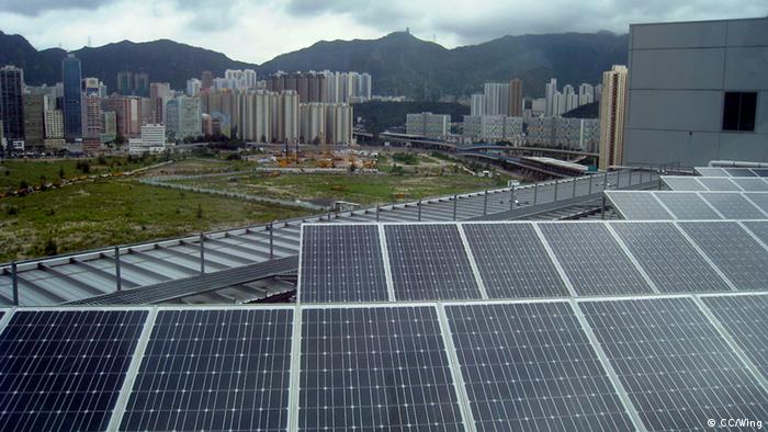 A field of solar panels near a city.<br /><br /><br /><br />
-------------------------------------------------------------------------------------------------<br /><br /><br /><br />
Electrical and Mechanical Services Department Headquarters,<br /><br /><br /><br />
Quelle:http://commons.wikimedia.org/wiki/File:Electrical_and_Mechanical_Services_Department_Headquarters_Photovoltaics.jpg<br /><br /><br /><br />
Lizens:http://creativecommons.org/licenses/by-sa/3.0/deed.en<br /><br /><br /><br />
+++CC/Wing+++<br /><br /><br /><br />
