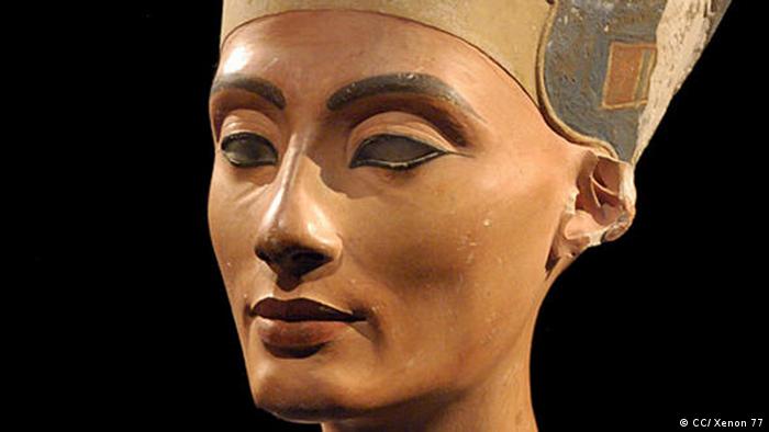 Nofretete (in anderen Sprachen meist „Nefertiti“, ägyptisch Nfr.t-jy.tj, ursprüngliche Aussprache etwa Nafteta, für „die Schöne ist gekommen“) war die Hauptgemahlin des Pharaos Echnaton (Amenhotep IV.) und lebte im 14. Jahrhundert v. Chr. Bekannt wurde sie durch die Büste aus Kalkstein und Gips, die im Ägyptischen Museum im Nordflügel des Neuen Museums in Berlin ausgestellt ist.