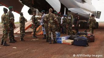 Militares angolanos deixam Bissau, em junho de 2012: presença de Angola foi um dos motivos para o golpe