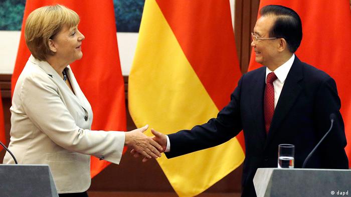 German Chancellor Angela Merkel, left, shakes hands with Chinese Premier German Chancellor Angela Merkel, left, shakes hands with Chinese Premier Wen Jiabao after a joint press conference at the Great Hall of the People in Beijing Thursday, Aug. 30, 2012. (Foto:Ng Han Guan/AP/dapd)after a joint press conference at the Great Hall of the People in Beijing Thursday, Aug. 30, 2012. (Foto:Ng Han Guan/AP/dapd)
