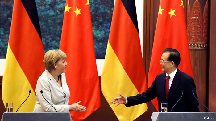 German Chancellor Angela Merkel, left, is going to shake hands with Chinese Premier Wen Jiabao after a joint press conference at the Great Hall of the People in Beijing Thursday, Aug. 30, 2012. (Foto:Ng Han Guan/AP/dapd)
