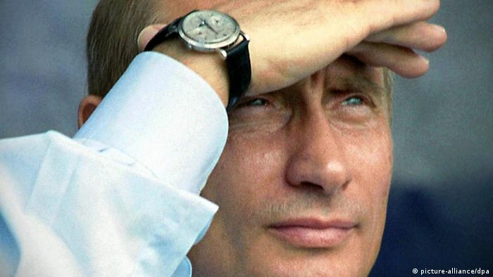 Putin shields his eyes with a hand and looks into the distance.
(picture-alliance/dpa)