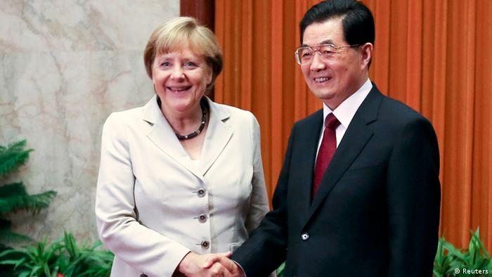 German Chancellor Angela Merkel (L) and China's President Hu Jintao shake hands before their meeting at the Great Hall of the People in Beijing August 30, 2012. Merkel is on a two-day official visit to China. REUTERS/Diego Azubel/Pool (CHINA - Tags: POLITICS)