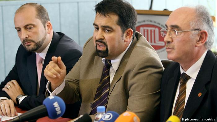 Der Generalsekretär des Zentralrates der Muslime in Deutschland Aiman Mazyek (M) erläutert zusammen mit dem Generalsekretär von Milli Görüs, Ogus Üncüncü (l), und dem Generalsekretär der Türkisch Islamischen Union (Ditib), Ridvan Cakir (r), auf einer Pressekonferenz am Freitag (26.08.2006) in Köln die Erklärung der muslimischen Verbände gegen Terror und Gewalt. Nach den versuchten Kofferbomben-Attentaten in zwei Regionalbahnen haben sich 16 muslimische Verbände in einer Erklärung gegen Gewalt und Terror im Namen des Islam ausgesprochen. Foto: Oliver Berg dpa/lnw +++(c) dpa - Report+++
