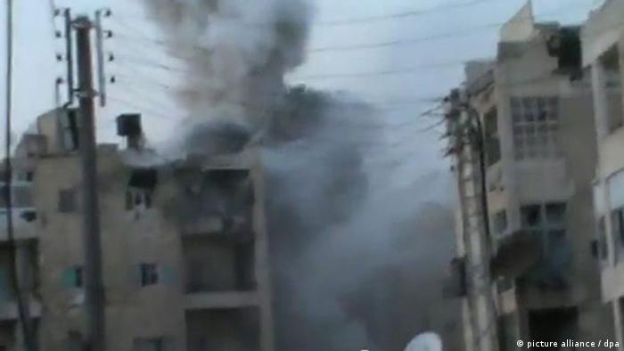 epa03378215 A grab from a handout video made available by Shaam News network (SNN) on 01 September 2012, state to show a plume of smoke after a shelling in the city of Aleppo, Syria. According to media reports on 01 September, Syrian rebels said they had attacked another military airport and claimed to have captured more ground-to-air missiles, as the new UN-Arab League envoy Lakhdar Brahimi formally began his mission to help end the 18-month conflict in the country. EPA/SNN HANDOUT BEST QUALITY AVAILABLE. EPA IS USING AN IMAGE FROM AN ALTERNATIVE SOURCE AND CANNOT PROVIDE CONFIRMATION OF CONTENT, AUTHENTICITY, PLACE, DATE AND SOURCE. HANDOUT EDITORIAL USE ONLY/NO SALES +++(c) dpa - Bildfunk+++