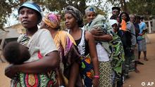 Angolanos fazem fila em Luanda para votar a 31.08: com 72% dos votos, o MPLA foi o vencedor do pleito. O primeiro da lista do MPLA, dos Santos, foi eleito presidente
