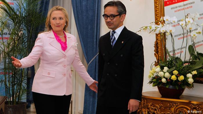 U.S. Secretary of State Hillary Clinton (L) gestures next to Indonesia's Foreign Minister Marty Natalegawa during their meeting in Jakarta September 3, 2012. REUTERS/Enny Nuraheni (INDONESIA - Tags: POLITICS)