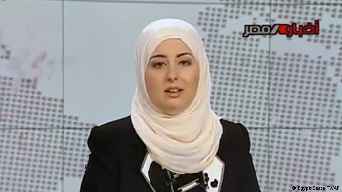 In this Sunday Sept. 3, 2012 image from video from Egypt State TV, Fatma Nabil reads out the headlines wearing a headscarf on the noon news bulletin on state television in Cairo, Egypt. Nabil is the first female Egyptian news presenter to appear on state television wearing a veil after the Islamist-dominated government lifted an effective ban that had been in place for decades under secular-leaning regimes of the past. Arabic reads "Egypt news." (Foto:Egypt State TV/AP/dapd) MANDATORY CREDIT
