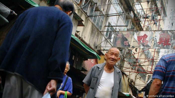 Ein älterer Herr schlendert am 30.10.2007 über einen Markt in Hongkong. Foto: Thomas Uhlemann  +++(c) dpa - Report+++