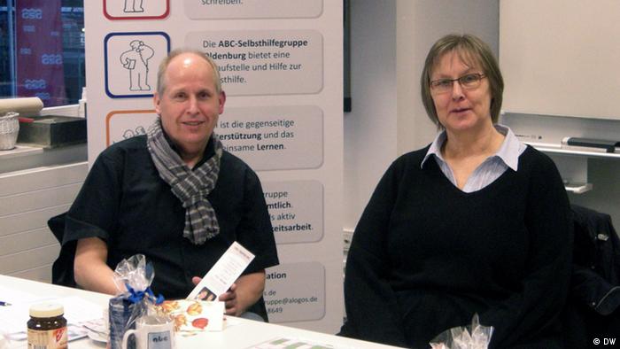 Ernst Lorenzen (l.) und Brigitte van der Velde von der Selbsthilfegruppe Alogos in Oldenburg. (Foto: VHS Oldenburg), rechtefrei für DW.
