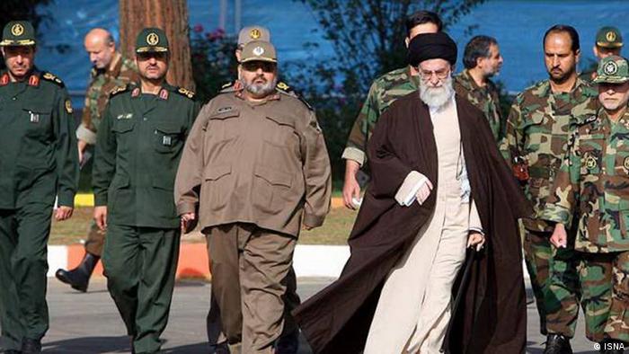علی خامنه‌ای، رهبر جمهوری اسلامی در میان نظامیان سپاه پاسداران.