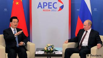 Russian President Vladimir Putin (R) listens to Chinese President Hu Jintao during their meeting at the APEC summit in Vladivostok September 7, 2012. REUTERS/Pool/Maxim Shipenkov (RUSSIA - Tags: POLITICS BUSINESS)