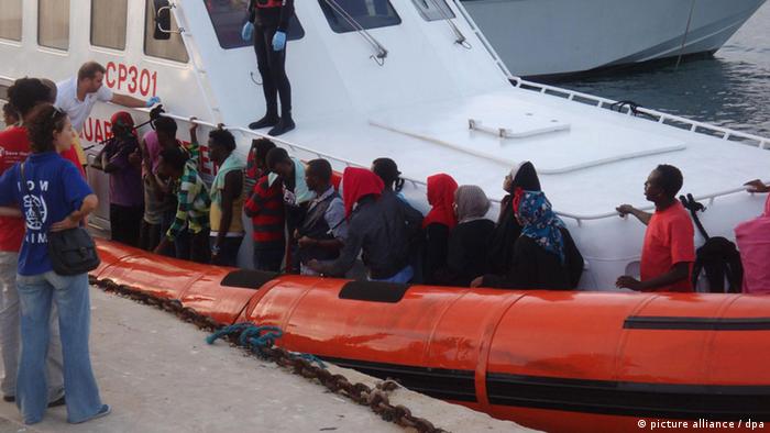 epa03388135 A handout picture released by Italian Guardia Costiera (Coast Guard) showing immigrants aboard a coast guard vessel at Isola di Lampione, Sicily, Italy, 07 September 2012. Dozens of people were feared dead after a boat carrying around 100 migrants sank off the coast of the Italian island of Lampedusa, authorities said. One body had been recovered and 56 people, including a pregnant woman, had been rescued from the shipwreck. People on board had alerted Italian authorities that their boat was sinking at around 6 pm (1600 GMT) 06 September, but the first survivors were only found at around 2:30 amon 07 September. EPA/GUARDIA COSTIERA / HANDOUT HANDOUT EDITORIAL USE ONLY/NO SALES +++(c) dpa - Bildfunk+++
