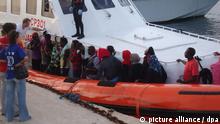 مهاجران با قبول خطرات خود را از طریق بحر به اروپا می رسانند. 