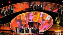 Cast and crew of Mad Men and creator Matthew Weiner, center, accept the award for outstanding drama series at the 63rd Primetime Emmy Awards on Sunday, Sept. 18, 2011 in Los Angeles. (Foto:Mark J. Terrill/AP/dapd)