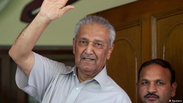 Pakistani nuclear scientist Abdul Qadeer Khan waves to journalists from the front door of his house in Islamabad in this August 28, 2009
(Photo: REUTERS/Mian Khursheed/Files)