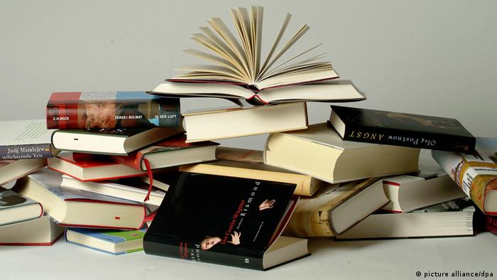 Themenbild Bücher, Buchmesse #  Verschiedene Bücher übereinander gestapelt, aufgeschlagen; Bücherstapel, Bücherhaufen. Aufgenommen am 7.10.2003. © Mike Wolff
