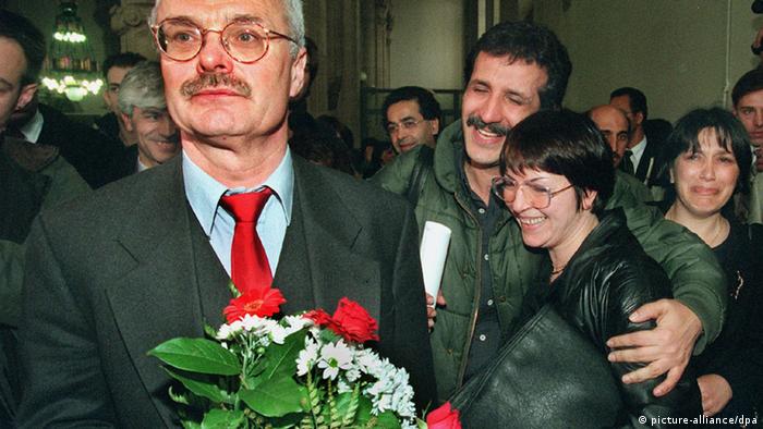 رأی نهایی دادگاه در ۱۰ آوریل ۱۹۹۷ در برلین با استقبال و شادی شاکیان قربانیان دادگاه میکونوس روبه‌رو شد. خانم شهره بدیعی (نفر دوم از راست)، همسر نوری دهکردی، قربانی ترور میکونوس  در میان حاضران در دادگاه. هانس یوآخیم اریگ، وکیل مدافع (نفر جلو)