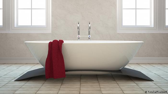 A classy, free-standing bath tub