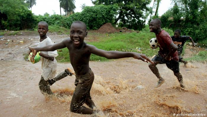 Crianças brincam na Guiné-Bissau (2008)