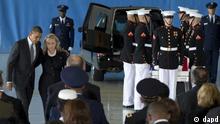 US-Präsident Barack Obama und US-Außenministerin Hillary Clinton auf dem Luftwaffenstützpunkt Andrews bei der Trauerfeier für die vier in Bengasi getöteten Diplomaten (Foto: dapd) eingestellt von rb
