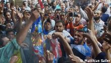 Wütende Demonstranten zerreisen und verbrennen eine amerikanische Fahne vor der US-Botschaft; Kairo 12.9.12