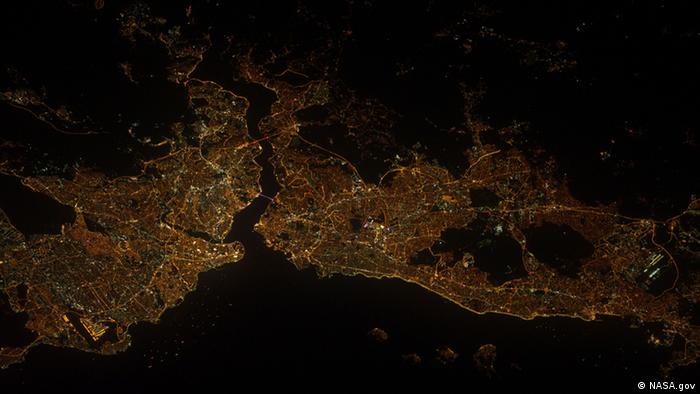 Astronauten der Internationalen Raumstation (ISS) haben am 10. September, die türkische Stadt Istanbul fotografiert. 
Foto: NASA – das ISS-Team. 
Quelle: http://www.nasa.gov/mission_pages/station/multimedia/gallery/iss032e017547.html. 
Zu sehen auf dem Foto sind nicht nur die die rund 30 Kilometer lange Meeresenge Bosporus, gut auf der Aufnahme zu erkennen sind die beiden Hängebrücken, die Bosporus-Brücke und die Fatih-Sultan-Mehmet-Brücke - beide sind mehrspurig ausgebaut und dienen als Verbindung zwischen Europa und Asien. Die Meerenge, die das Schwarze Meer mit dem Marmarameer verbindet - hier oberhalb zu erkennen, ist allerdings auch selbst eine stark befahrene Strömung, die 30 Kilometer lange Passage wird intensiv für die Schifffahrt genutzt.