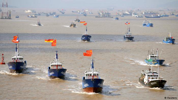 Fishing boats are seen departing from Shenjiawan port in Zhoushan, Zhejiang province towards the East China Sea fishing grounds, September 17, 2012. China and Japan are currently involved in a territorial dispute involving a group of uninhabited islets in the East China Sea, called the Senkaku by Japan and Diaoyu by China. Picture taken September 17, 2012. REUTERS/Stringer (CHINA - Tags: FOOD MARITIME) CHINA OUT. NO COMMERCIAL OR EDITORIAL SALES IN CHINA