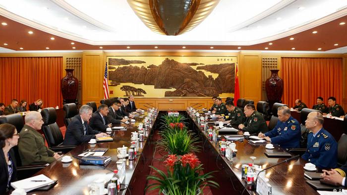 Delegations led by U.S. Defense Secretary Leon Panetta, 4th left, and Chinese Defense Minister Liang Guanglie, 3rd right, meet at the Bayi Building in Beijing, China Tuesday, Sept. 18, 2012. (Foto:Larry Downing, Pool/AP/dapd)